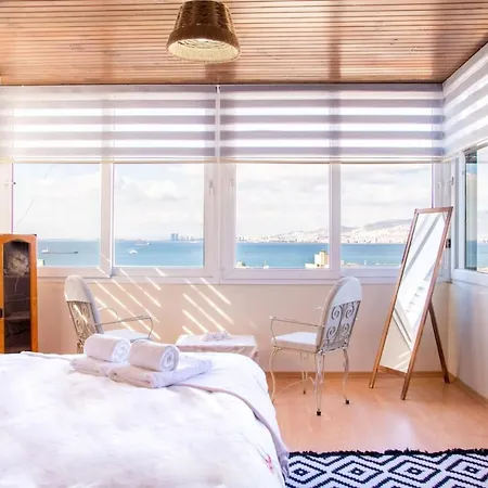 House With Sea View In 이즈미르